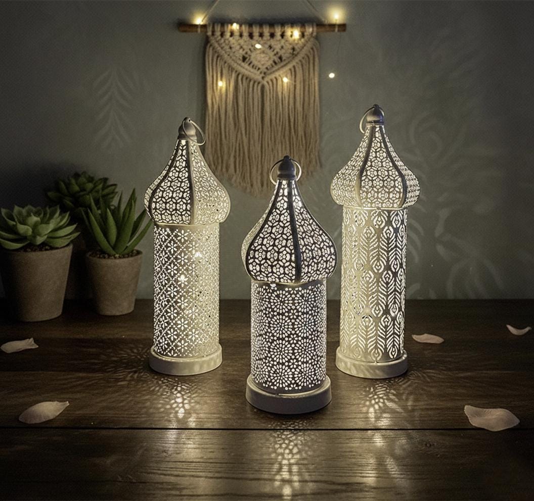 Lanterna Pensile Marocchina In Metallo Bianco E Vetro Ambrato - Centrotavola Decorativo Per Matrimoni E Feste