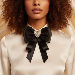 Herzfliege für Frauen, schwarze Schleife mit Strassherz, elegantes Halszubehör, feminine Statement-Krawatte