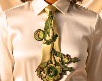 Corbata verde con flores bordadas para mujer, corbata floral llamativa con elegante detalle botánico.