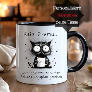 Pode incluir: Caneca de café de cerâmica branca com borda e alça pretas. A caneca apresenta uma ilustração de desenho animado de um gato preto segurando uma xícara de café. O texto na caneca inclui "Kein Drama" e "Coffee".