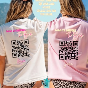Könnte beinhalten: Zwei T-Shirts, eines weiß und eines rosa, mit einem QR-Code und Text. Das weiße Shirt hat den Text "SCAN TO SUPPORT The Bride" mit "Kayla" darunter. Das rosa Shirt hat den Text "SCAN TO SUPPORT The Bride" mit "Julia" darunter.
