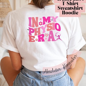 Könnte beinhalten: Weißes T-Shirt mit dem Schriftzug "IN MY PHYSIO ERA" in rosa und roten Buchstaben. Das Shirt zeigt auch den Text "Wähle aus: T-Shirt Sweatshirt Hoodie".