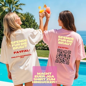 Op de afbeelding: Twee vrouwen dragen oversized t-shirts met tekst en afbeeldingen. Eén shirt is crèmekleurig, de andere roze. De tekst op de shirts luidt "SPENDE FUR DIE BRAUT" en "PAYPAL:" met een QR-code. De afbeelding bevat ook de tekst "MACHT EUER JGA SHIRT ZUM HINGUCKER!"