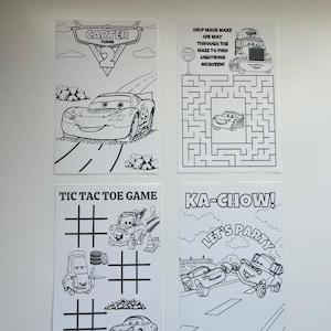 Puede incluir: Cuatro hojas de actividades en blanco y negro con personajes de la pel&iacute;cula Cars. Una hoja dice "Carter Turns 2" con un coche de carreras. Otra es un laberinto. Una tercera es un juego de tres en raya. La &uacute;ltima dice "Ka-Chow! Let's Party".