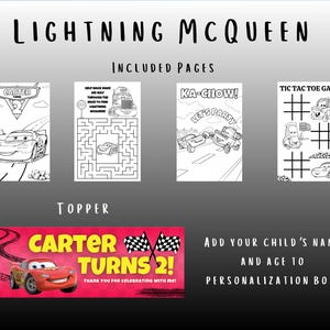 Puede incluir: Un juego de fiesta tem&aacute;tico de Lightning McQueen con p&aacute;ginas para colorear, un laberinto, un juego de tres en raya y un adorno. El adorno presenta un coche de carreras rojo con el texto "Carter Turns 2!" y banderas a cuadros. Texto: "Agregue el nombre y la edad de su hijo."