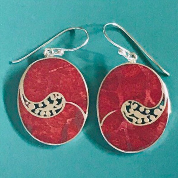 Boucles d'oreilles argentées et faux corail rouge