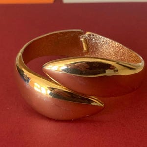 Spring Hinged Gold Tone Abstract Design Vintage Bangle Bracelet