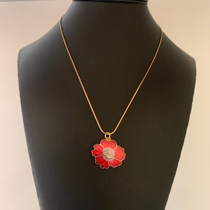 Beautiful Cloisonne Enamel Flower Bloom Pendant On Shiny Gold Tone Chain