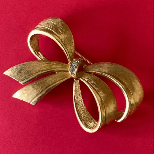 Elegant Avon Rhinestone and Textured Gold Ribbon Brooch