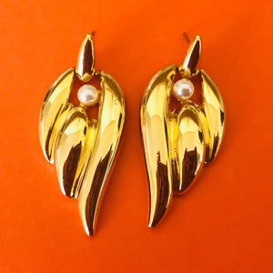 Large Abstract Hinged Chunky Look Shiny Gold Tone Dangle Pierced Earrings With Faux Pearl Highlights