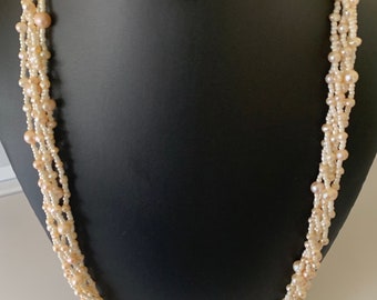 Fünflagige Halskette aus echten weißen gemischten Zuchtperlen und Rocaillesperlen