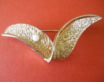 Give Her the Wings to Fly Textured Abstract Ribbon Brooch with Riding Pearl