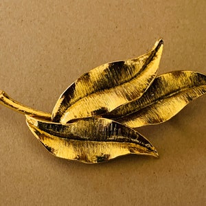 Grande broche détaillée à trois feuilles plaquée or