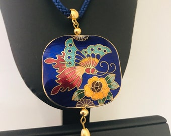 Hermosa doble cara azul Cloisonné flor y mariposa collar en un cordón azul con borla