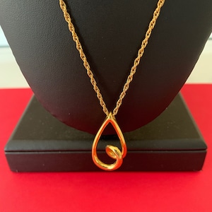 Elegant T Signed Trifari Shiny Gold Pendant Necklace