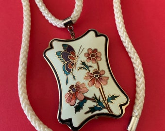 Hermoso Collar De Doble Cara Con Flor De Cloisonné Azul Y Mariposa En Un Cordón Blanco