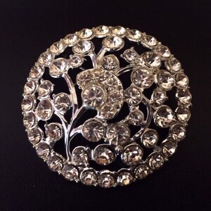 Lovely Vintage Clear Crystal Single Tier Rhinestone Brooch