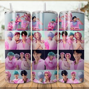 Puede incluir: Un vaso de acero inoxidable con pajita, con un patr&oacute;n repetido de personajes animados en tonos rosa y azul. El dise&ntilde;o presenta diversas poses y expresiones de los personajes, creando un efecto visual din&aacute;mico y atractivo.