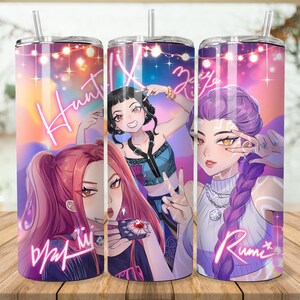 Puede incluir: Un juego de tres vasos de acero inoxidable con ilustraciones de personajes de estilo anime. Cada vaso presenta un personaje diferente con colores de cabello vibrantes, incluyendo rosa, negro y morado. Los vasos tienen una pajita y est&aacute;n decorados con texto.