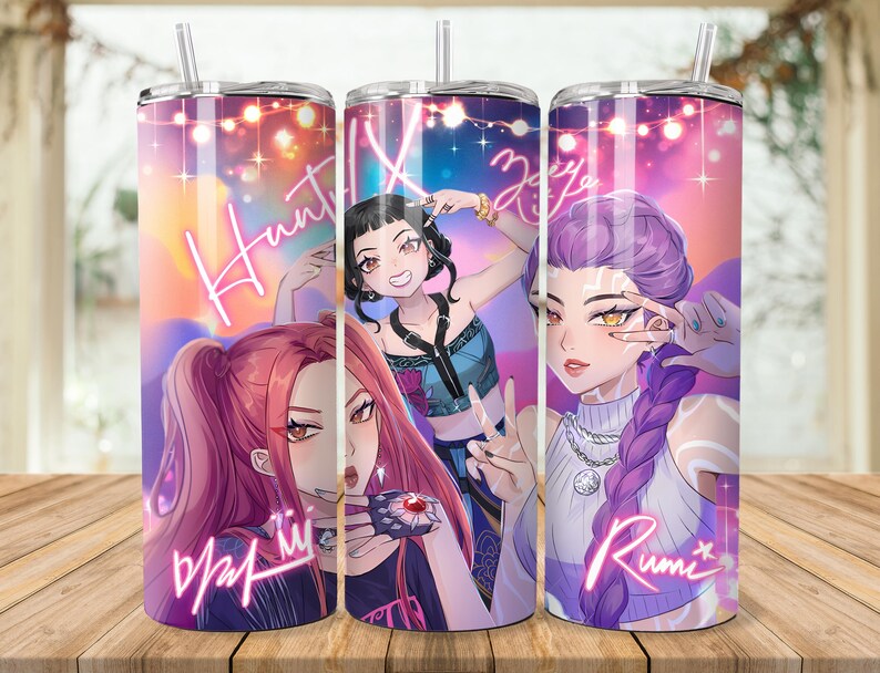 Puede incluir: Un juego de tres vasos de acero inoxidable con ilustraciones de personajes de estilo anime. Cada vaso presenta un personaje diferente con colores de cabello vibrantes, incluyendo rosa, negro y morado. Los vasos tienen una pajita y est&aacute;n decorados con texto.