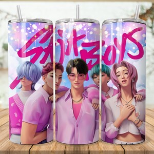 Puede incluir: Juego de tres vasos de acero inoxidable con ilustraciones de personajes de estilo anime. Los vasos presentan un fondo rosa y morado con el texto "Six Boys" en rosa vibrante. Cada vaso tiene una pajita.