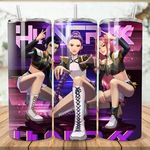 Puede incluir: Un vaso de acero inoxidable con una ilustraci&oacute;n de estilo anime de tres mujeres con atuendos elegantes. El dise&ntilde;o incorpora la palabra "HINAPINK" en una fuente audaz, sobre un fondo degradado p&uacute;rpura y rosa. Incluye una pajita.