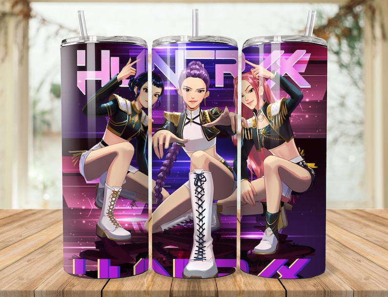 Puede incluir: Un vaso de acero inoxidable con una ilustraci&oacute;n de estilo anime de tres mujeres con atuendos elegantes. El dise&ntilde;o incorpora la palabra "HINAPINK" en una fuente audaz, sobre un fondo degradado p&uacute;rpura y rosa. Incluye una pajita.