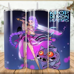 Puede incluir: Tres vasos de acero inoxidable con un dise&ntilde;o envolvente que presenta un personaje de anime de pelo morado con una espada, un tigre y el texto "KPOP DEMON HUNTERS" sobre un fondo azul degradado. Cada vaso tiene una pajita plateada.