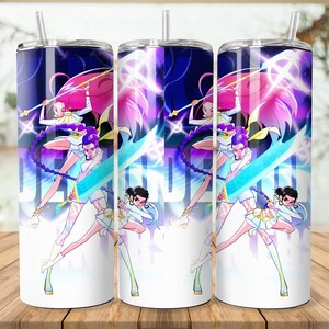 Puede incluir: Tres vasos de acero inoxidable con un dise&ntilde;o de estilo anime. El dise&ntilde;o presenta tres personajes femeninos con espadas y la palabra "DENJI". Cada vaso tiene una pajita plateada. Adecuado para bebidas fr&iacute;as.