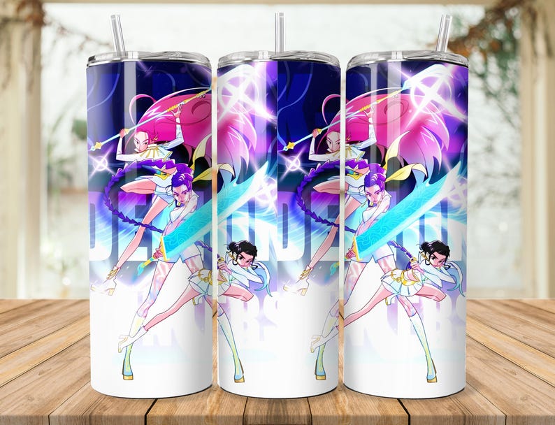 Puede incluir: Tres vasos de acero inoxidable con un dise&ntilde;o de estilo anime. El dise&ntilde;o presenta tres personajes femeninos con espadas y la palabra "DENJI". Cada vaso tiene una pajita plateada. Adecuado para bebidas fr&iacute;as.