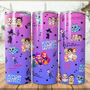 Puede incluir: Tres vasos de acero inoxidable con un fondo degradado p&uacute;rpura y azul. Los vasos est&aacute;n decorados con personajes de dibujos animados, notas musicales, estrellas y el texto "K-Pop Demon Hunters" y "Huntrix". Cada vaso tiene una pajita.
