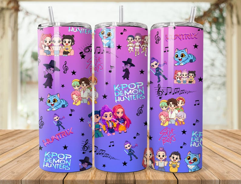 Puede incluir: Tres vasos de acero inoxidable con un fondo degradado p&uacute;rpura y azul. Los vasos est&aacute;n decorados con personajes de dibujos animados, notas musicales, estrellas y el texto "K-Pop Demon Hunters" y "Huntrix". Cada vaso tiene una pajita.