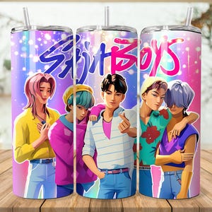 Puede incluir: Tres vasos de acero inoxidable con ilustraciones de personajes de estilo anime. Los vasos presentan el texto "Spirit Boys". Cada vaso tiene una pajita y un dise&ntilde;o colorido con un degradado rosa, morado y azul.
