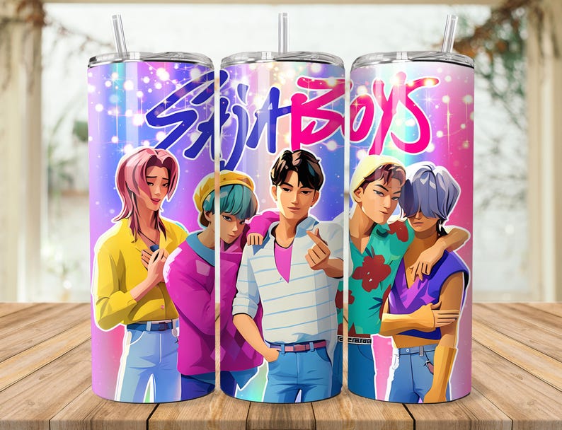 Puede incluir: Tres vasos de acero inoxidable con ilustraciones de personajes de estilo anime. Los vasos presentan el texto "Spirit Boys". Cada vaso tiene una pajita y un dise&ntilde;o colorido con un degradado rosa, morado y azul.