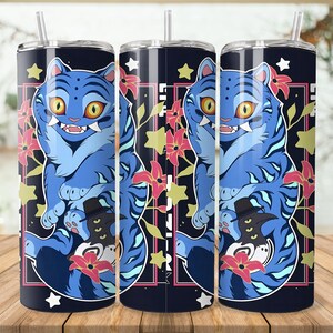 Puede incluir: Un vaso azul marino con una ilustraci&oacute;n de tigre azul con ojos amarillos, rodeado de flores rosas y estrellas amarillas. El vaso tiene una pajita y una tapa negra. El dise&ntilde;o est&aacute; sobre un fondo oscuro.