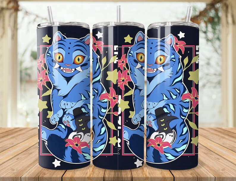 Puede incluir: Un vaso azul marino con una ilustraci&oacute;n de tigre azul con ojos amarillos, rodeado de flores rosas y estrellas amarillas. El vaso tiene una pajita y una tapa negra. El dise&ntilde;o est&aacute; sobre un fondo oscuro.