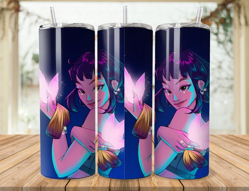 Puede incluir: Un juego de tres vasos de acero inoxidable con una ilustraci&oacute;n envolvente de una mujer con cabello p&uacute;rpura y una flor brillante. El dise&ntilde;o presenta un fondo azul oscuro con acentos rosas y turquesas. Cada vaso incluye una pajita.