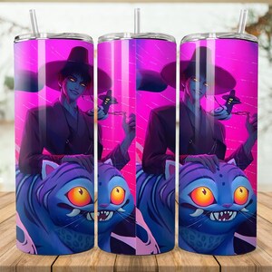 Puede incluir: Tres vasos de acero inoxidable con una ilustraci&oacute;n vibrante. El dise&ntilde;o presenta un personaje con sombrero, sosteniendo un objeto peque&ntilde;o y montando una criatura azul parecida a un tigre, sobre un fondo rosa y morado. Cada vaso tiene una pajita.