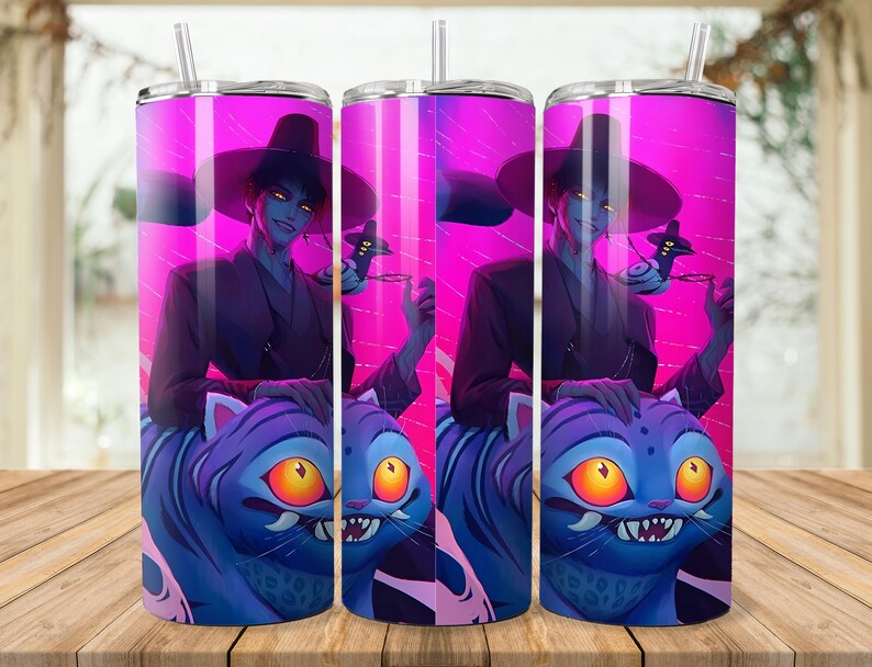 Puede incluir: Tres vasos de acero inoxidable con una ilustraci&oacute;n vibrante. El dise&ntilde;o presenta un personaje con sombrero, sosteniendo un objeto peque&ntilde;o y montando una criatura azul parecida a un tigre, sobre un fondo rosa y morado. Cada vaso tiene una pajita.