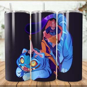 Puede incluir: Un vaso de acero inoxidable negro con una vibrante ilustraci&oacute;n de una criatura azul parecida a un tigre y una mujer pelirroja. El dise&ntilde;o presenta un aura p&uacute;rpura y ropa naranja. Incluye una pajita.