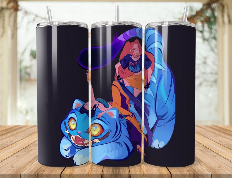 Puede incluir: Un vaso de acero inoxidable negro con una vibrante ilustraci&oacute;n de una criatura azul parecida a un tigre y una mujer pelirroja. El dise&ntilde;o presenta un aura p&uacute;rpura y ropa naranja. Incluye una pajita.