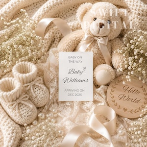 Può includere: Un orsacchiotto beige con nastro di raso, un paio di scarpine lavorate a maglia color crema e un cartoncino bianco con la scritta BABY ON THE WAY Baby Williams ARRIVING ON DEC 202X. Include un disco in legno con testo Hello World e gipsofila.
