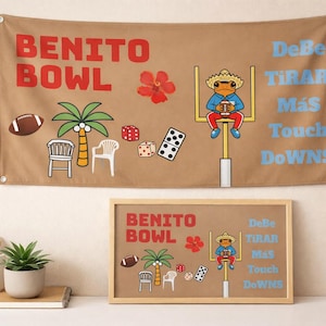 Könnte beinhalten: Beige Banner mit den Worten "BENITO BOWL" in Rot. Das Banner zeigt Illustrationen eines Fußballs, einer Palme, Stühlen, Würfeln, Dominosteinen und einem Frosch, der einen Football hält. Der Text rechts lautet "DeBe TIRAR Más Touch DoWNS".