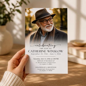 Puede incluir: Una tarjeta de programa funerario con una fotografía de una persona mayor con barba blanca que lleva un sombrero fedora marrón, gafas y una bufanda. El texto dice: Celebrating the life of Catherine Winslow, 29 de septiembre de 1942 - 3 de junio de 2026.