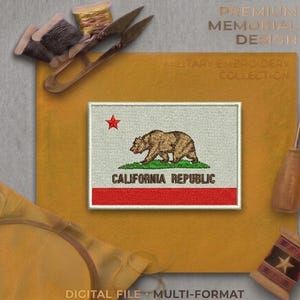 Puede incluir: Un parche rectangular bordado que muestra la bandera del estado de California con un oso pardo, una estrella roja y el texto CALIFORNIA REPUBLIC en negro, sobre un fondo amarillo mostaza con herramientas de bordado e hilo.