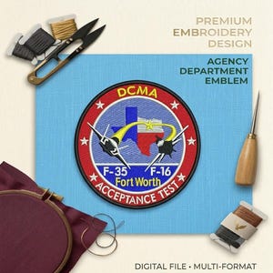 Puede incluir: Un parche bordado circular con el texto DCMA, F-35, F-16, Fort Worth y Acceptance Test. El diseño incluye un mapa de Texas, dos aviones de combate y trazos amarillos sobre un fondo rojo, blanco y azul con estrellas blancas.