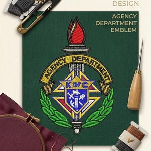 Puede incluir: Un emblema bordado Agency Department con una antorcha roja, una estrella amarilla y un escudo azul con el texto K OF C. El diseño incluye hojas de laurel verdes y las palabras AGENCY DEPARTMENT. Acompañado de herramientas de bordado e hilos.