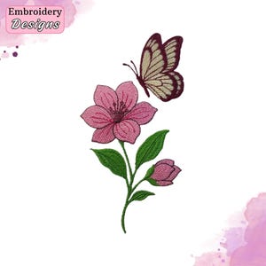 Puede incluir: Un diseño de bordado que presenta una flor rosa con tallo y hojas verdes, un pequeño capullo de flor rosa y una mariposa con alas de color crema y marrón oscuro. El texto Embroidery Designs es visible en la esquina superior izquierda.
