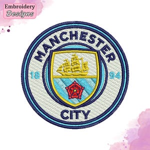 Op de afbeelding: Een ronde geborduurde patch met het embleem van voetbalclub Manchester City. Het ontwerp bevat een centraal schild met een geel schip en een rode roos op een lichtblauwe achtergrond met diagonale strepen, omringd door de tekst Manchester City 1894.