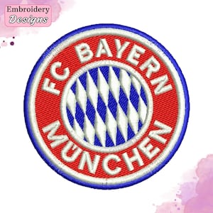 Può includere: Una toppa ricamata circolare con il logo dell'FC Bayern Munchen. Il design include un anello rosso con testo bianco, un bordo esterno blu e un motivo centrale a rombi in colori bianco e blu alternati, il tutto realizzato in filo.